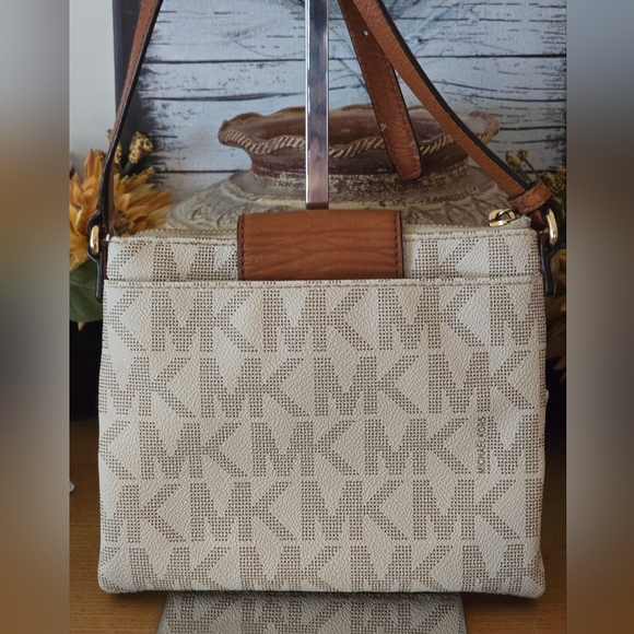Michael Kors Fulton Crossbody - Vanilla Monogram Euc - Picture 2 of 16